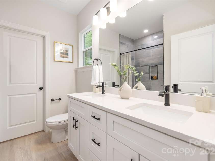 7034 Lakeside Drive, Charlotte, NC 28215.  MLS# CAR4322126, YatesRealty ID 3258. 