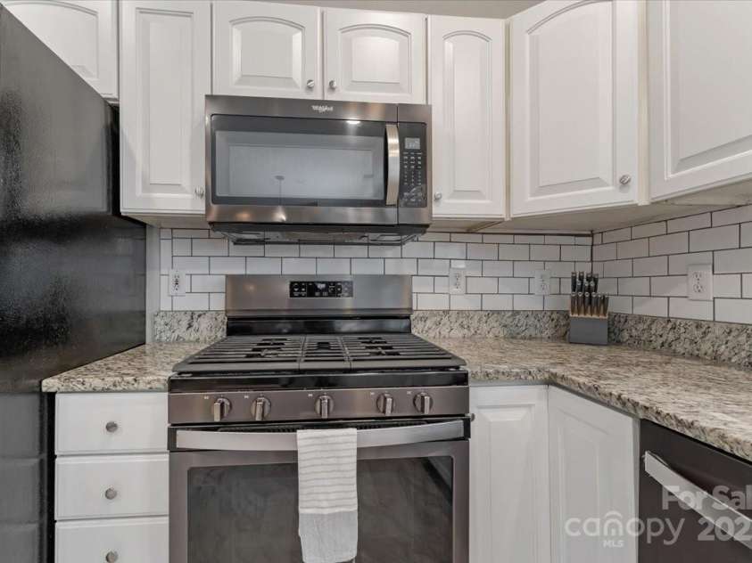 4000 Garfield Court, Waxhaw, NC 28173.  MLS# CAR4278993, YatesRealty ID 32583. Gas range
