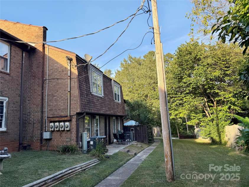 921 Nottingham Drive, Gastonia, NC 28054.  MLS# CAR4287436, YatesRealty ID 32588. 