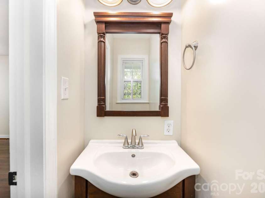 1355 Leheigh Court, Winston Salem, NC 27103.  MLS# CAR4394268, YatesRealty ID 32591. 