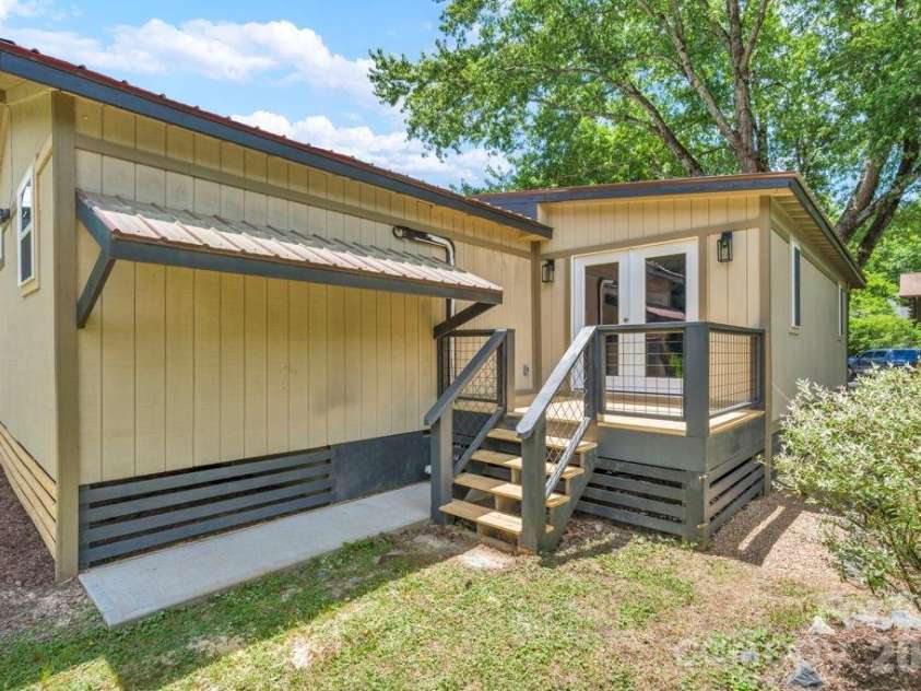 209 Meadow Loop, Newland, NC 28657.  MLS# CAR4397008, YatesRealty ID 32592. 