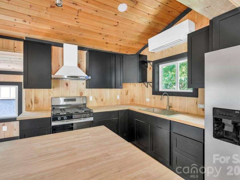 209 Meadow Loop, Newland, NC 28657.  MLS# CAR4397008, YatesRealty ID 32592. 