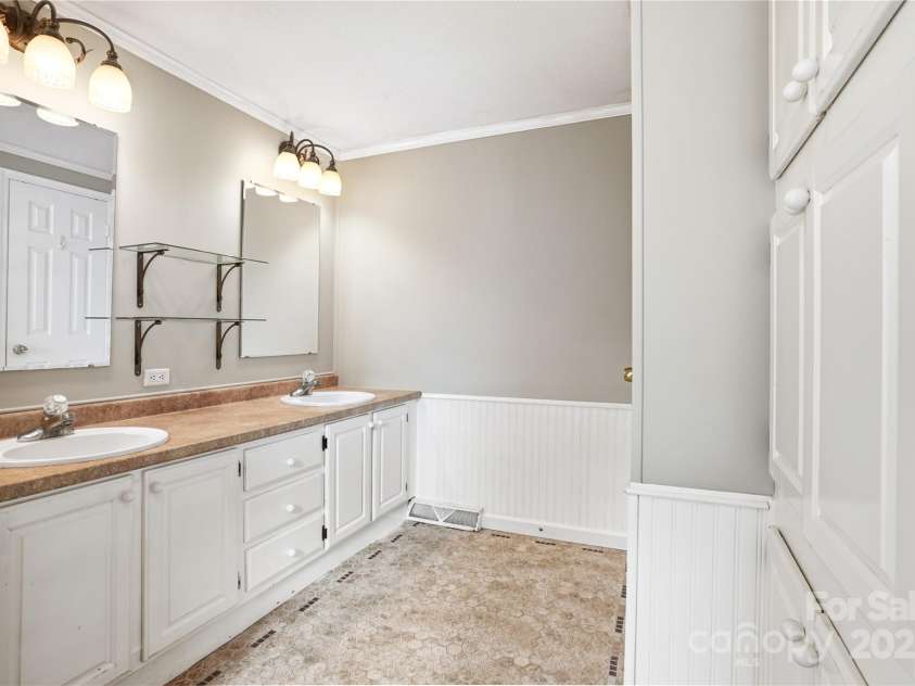 1116 Lewis Ferry Road, Statesville, NC 28677.  MLS# CAR4311790, YatesRealty ID 32594. Primary Bathroom