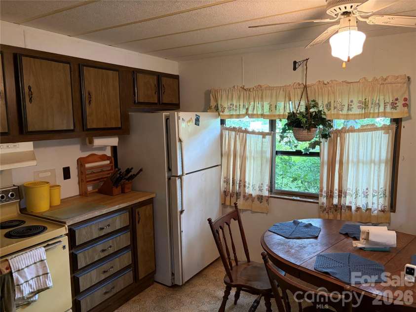 42 Country Meadows Road, Burnsville, NC 28714.  MLS# CAR4395120, YatesRealty ID 32594. 