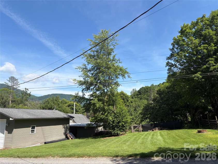 42 Country Meadows Road, Burnsville, NC 28714.  MLS# CAR4395120, YatesRealty ID 32594. 