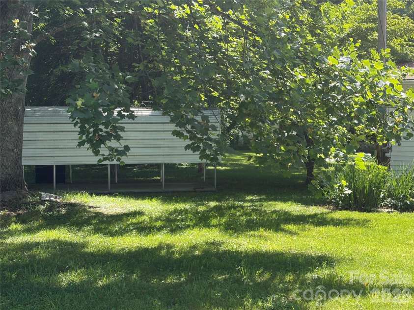 42 Country Meadows Road, Burnsville, NC 28714.  MLS# CAR4395120, YatesRealty ID 32594. 