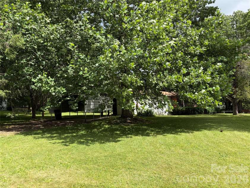 42 Country Meadows Road, Burnsville, NC 28714.  MLS# CAR4395120, YatesRealty ID 32594. 