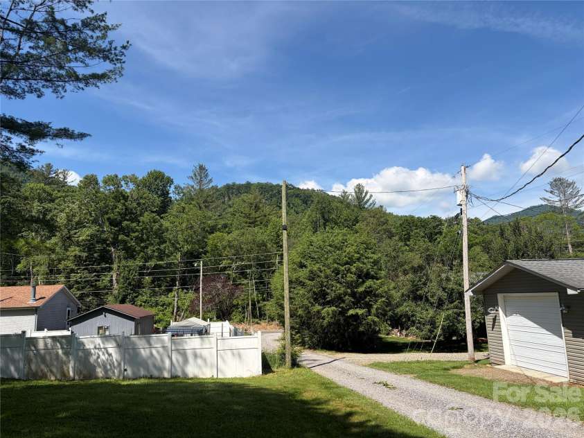 42 Country Meadows Road, Burnsville, NC 28714.  MLS# CAR4395120, YatesRealty ID 32594. View