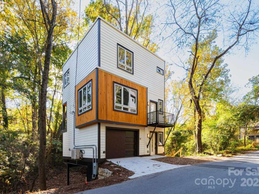 32 Waynesville Avenue, Asheville, NC 28806.  MLS# CAR4288925, YatesRealty ID 32595. Front + Side