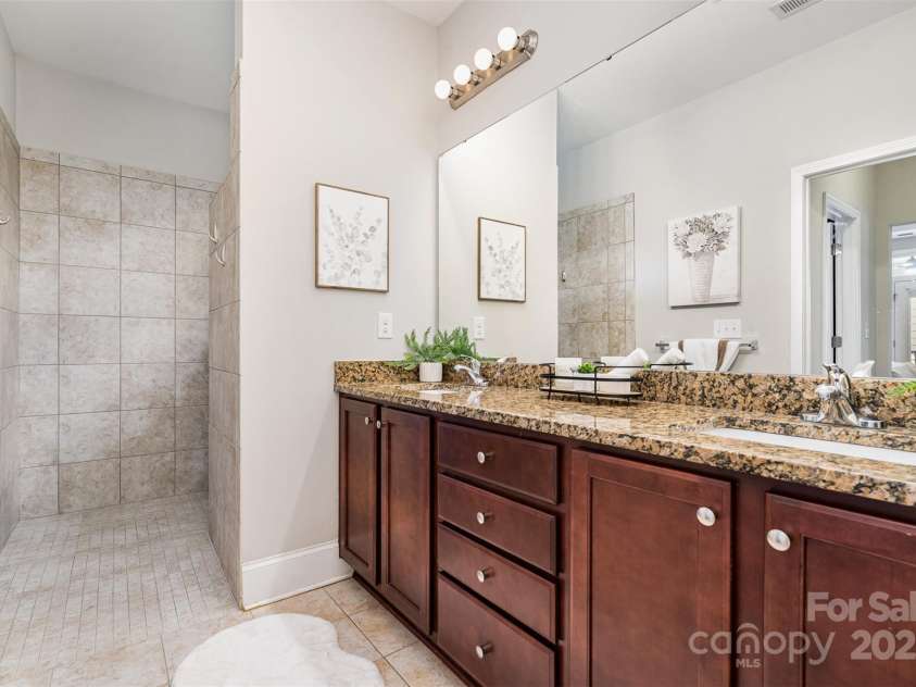 5214 Polo Gate Boulevard, Charlotte, NC 28216.  MLS# CAR4258851, YatesRealty ID 32596. 