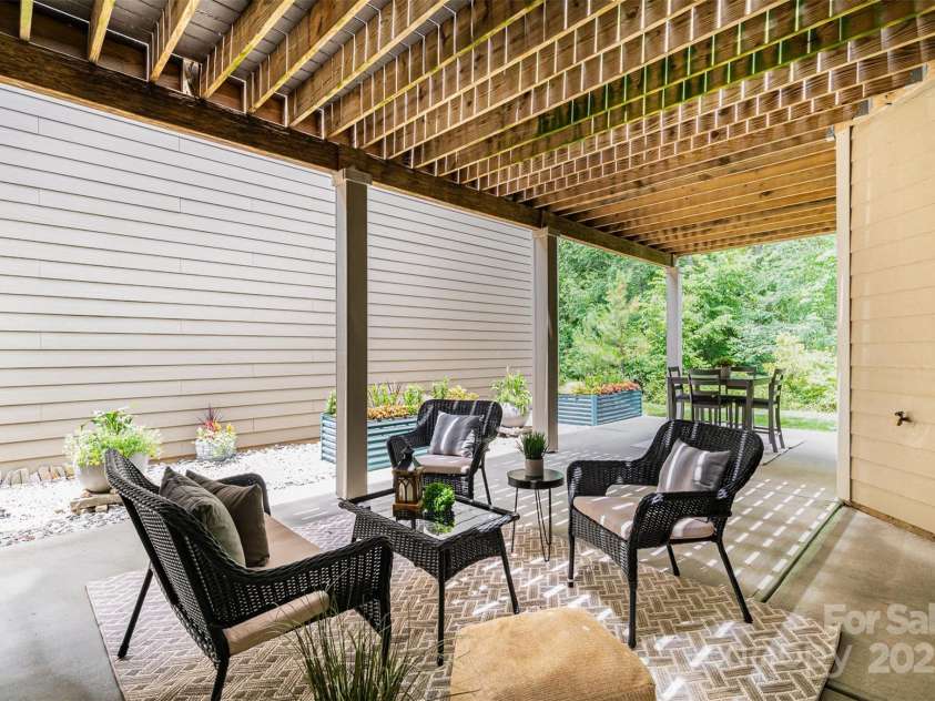 5214 Polo Gate Boulevard, Charlotte, NC 28216.  MLS# CAR4258851, YatesRealty ID 32596. 