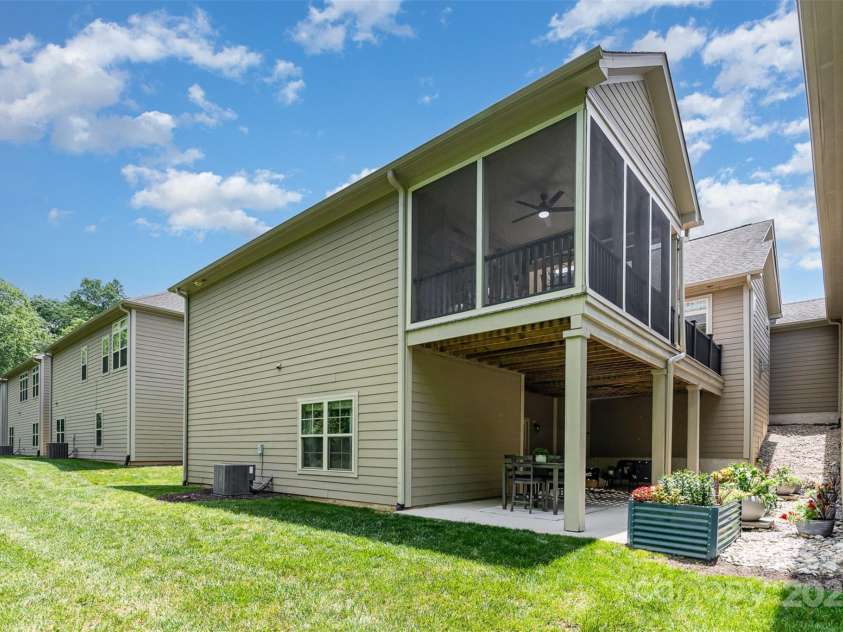 5214 Polo Gate Boulevard, Charlotte, NC 28216.  MLS# CAR4258851, YatesRealty ID 32596. 