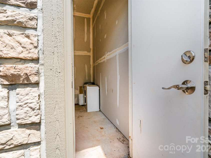 5214 Polo Gate Boulevard, Charlotte, NC 28216.  MLS# CAR4258851, YatesRealty ID 32596. 