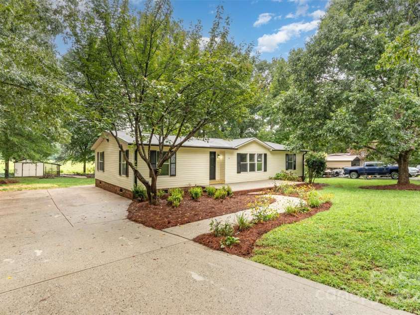155 Springdale Acres Drive, Mooresville, NC 28115.  MLS# CAR4292907, YatesRealty ID 32597. 