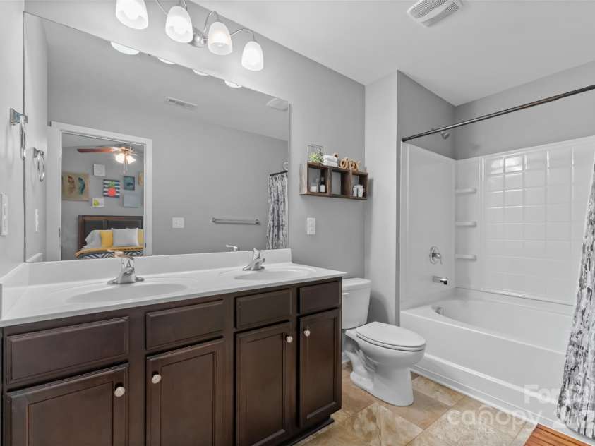 4711 William Caldwell Avenue, Charlotte, NC 28213.  MLS# CAR4289224, YatesRealty ID 32598. Primary Ensuite