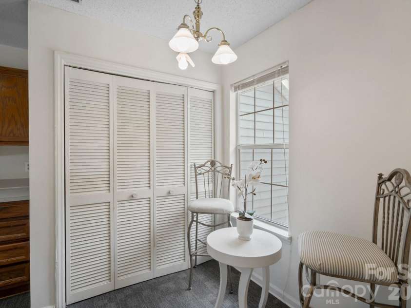 2834 Iron Gate Lane, Charlotte, NC 28212.  MLS# CAR4397335, YatesRealty ID 32601. Convenient Breakfast Nook