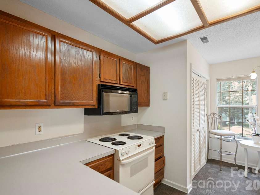 2834 Iron Gate Lane, Charlotte, NC 28212.  MLS# CAR4397335, YatesRealty ID 32601. Eat-in Kitchen with Laundry Closet