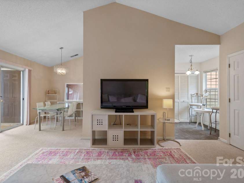 2834 Iron Gate Lane, Charlotte, NC 28212.  MLS# CAR4397335, YatesRealty ID 32601. Popular Vaulted Cathedral Ceilings