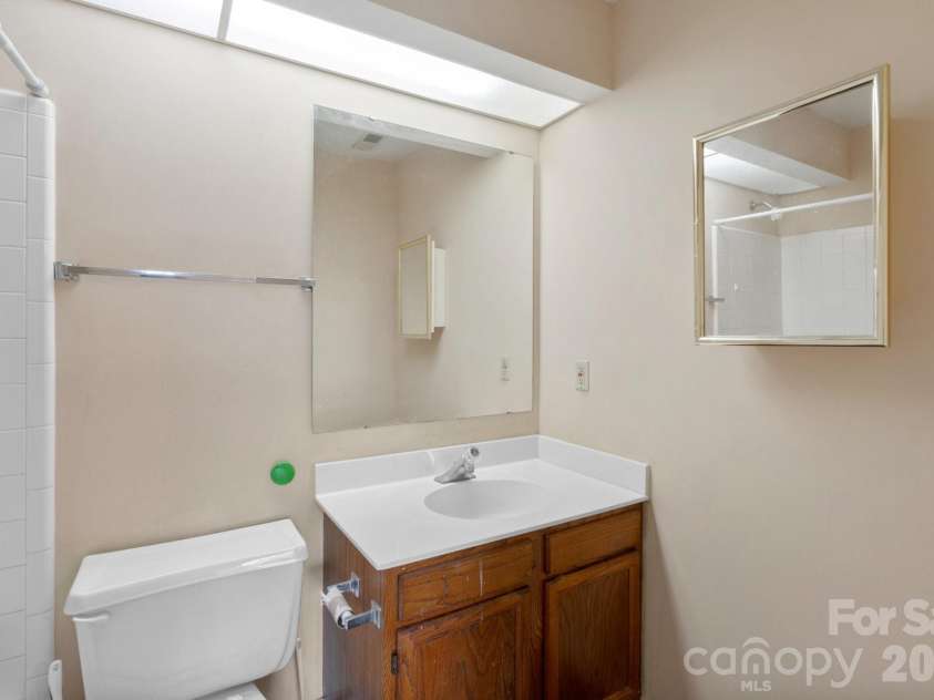 2834 Iron Gate Lane, Charlotte, NC 28212.  MLS# CAR4397335, YatesRealty ID 32601. Private Attached Full Bathroom