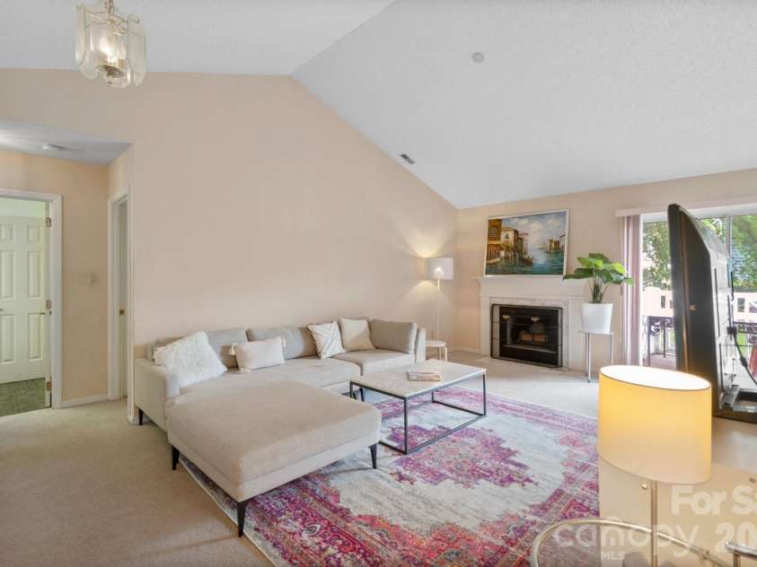 2834 Iron Gate Lane, Charlotte, NC 28212.  MLS# CAR4397335, YatesRealty ID 32601. Sunlit Open Layout