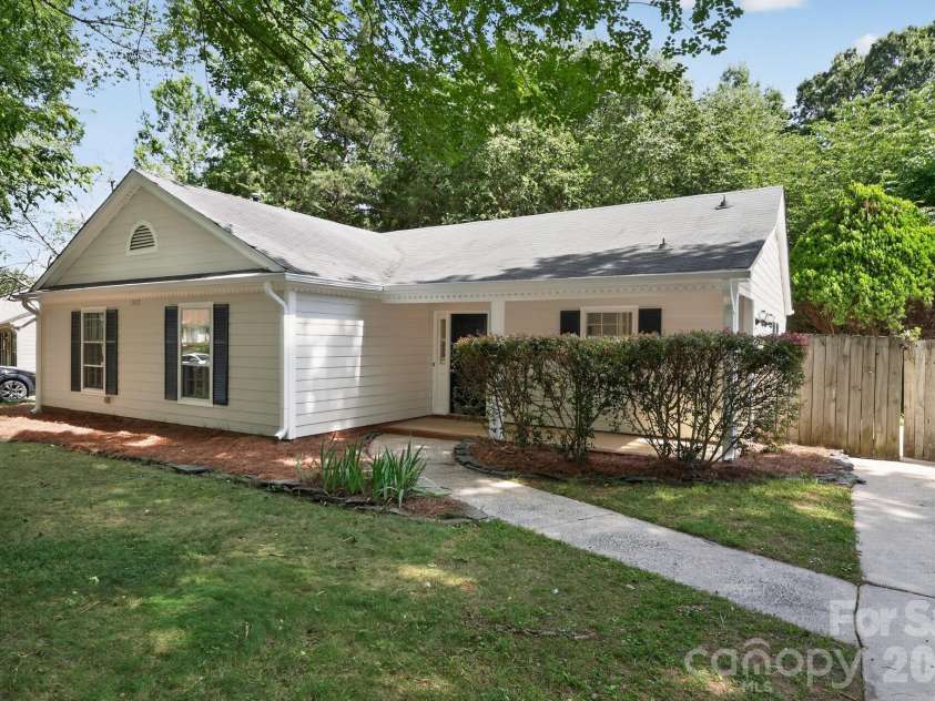 7812 Surreywood Place, Charlotte, NC 28270.  MLS# CAR4393733, YatesRealty ID 32606. 