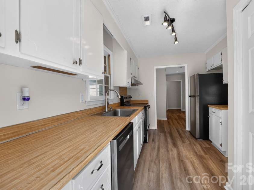 7812 Surreywood Place, Charlotte, NC 28270.  MLS# CAR4393733, YatesRealty ID 32606. 