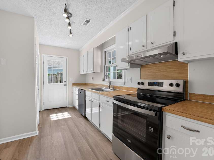 7812 Surreywood Place, Charlotte, NC 28270.  MLS# CAR4393733, YatesRealty ID 32606. 