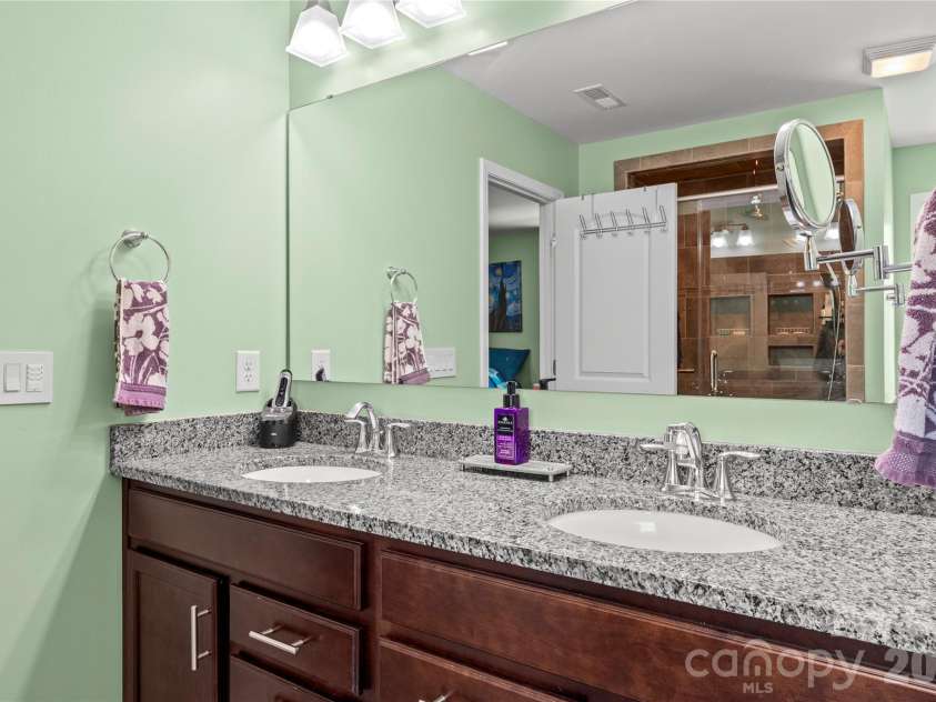4515 Wedge Drive, Pfafftown, NC 27040.  MLS# CAR4397377, YatesRealty ID 32607. 