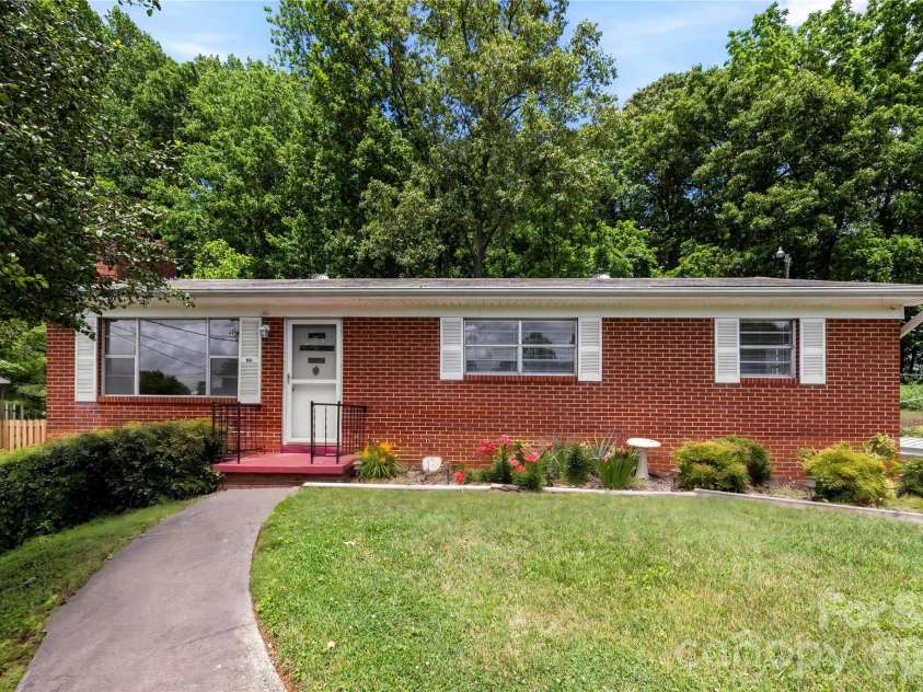 309 Oak Hill Road, Candler, NC 28715.  MLS# CAR4397401, YatesRealty ID 32608. 