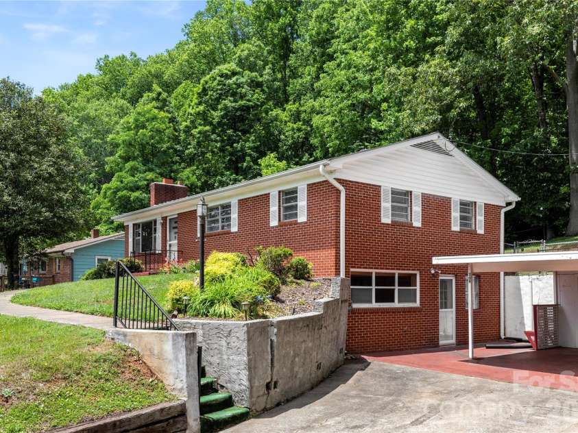 309 Oak Hill Road, Candler, NC 28715.  MLS# CAR4397401, YatesRealty ID 32608. 
