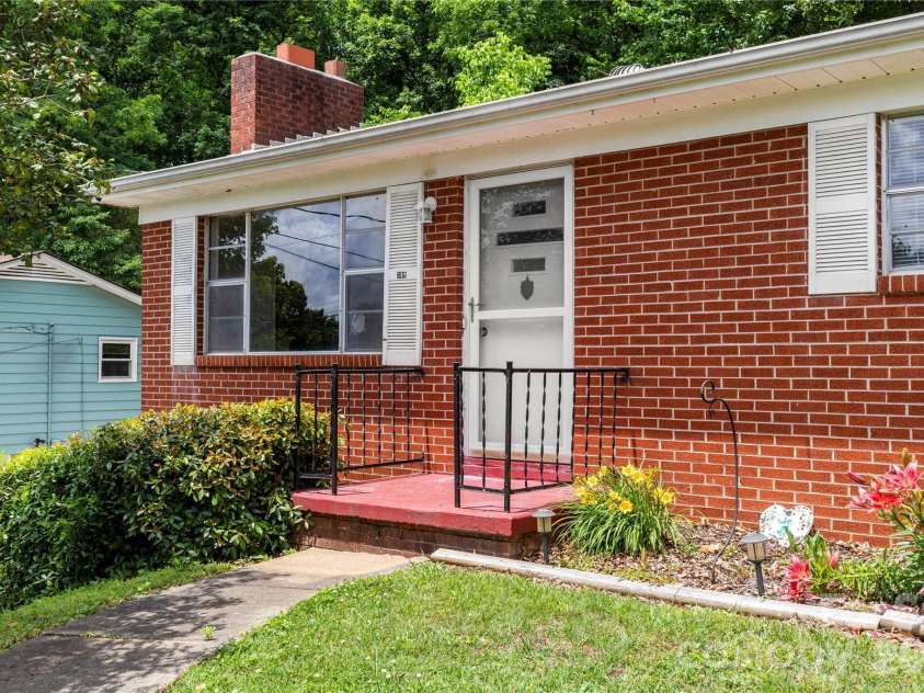 309 Oak Hill Road, Candler, NC 28715.  MLS# CAR4397401, YatesRealty ID 32608. 