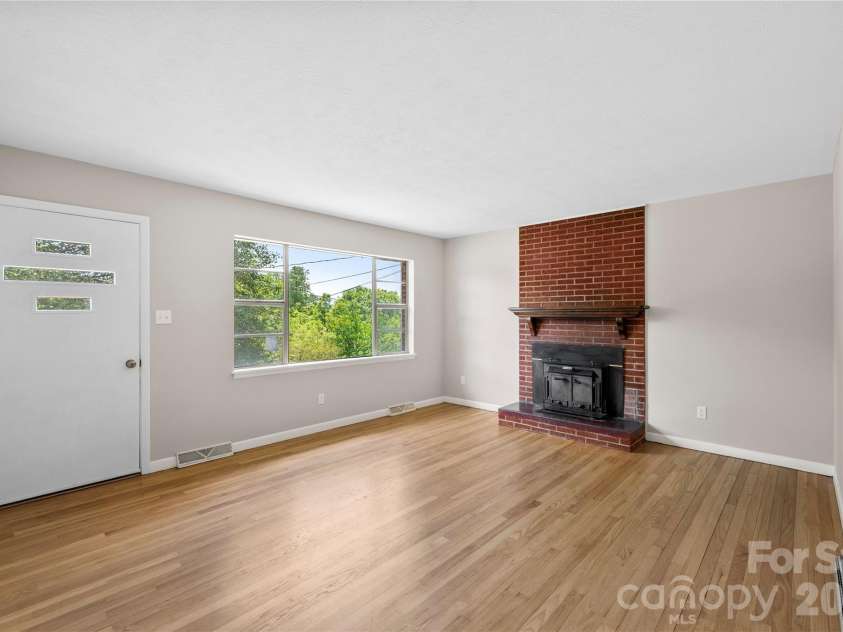 309 Oak Hill Road, Candler, NC 28715.  MLS# CAR4397401, YatesRealty ID 32608. 
