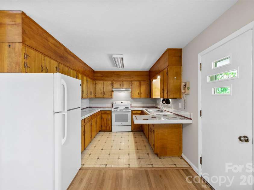 309 Oak Hill Road, Candler, NC 28715.  MLS# CAR4397401, YatesRealty ID 32608. 