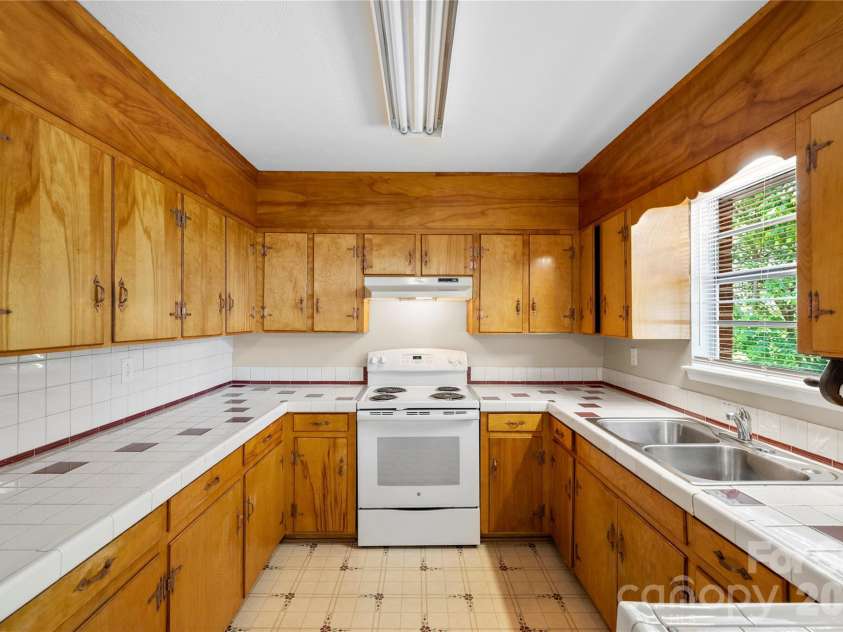 309 Oak Hill Road, Candler, NC 28715.  MLS# CAR4397401, YatesRealty ID 32608. 