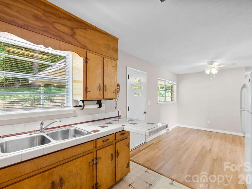 309 Oak Hill Road, Candler, NC 28715.  MLS# CAR4397401, YatesRealty ID 32608. 