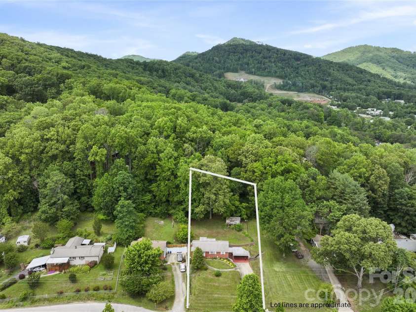 309 Oak Hill Road, Candler, NC 28715.  MLS# CAR4397401, YatesRealty ID 32608. 