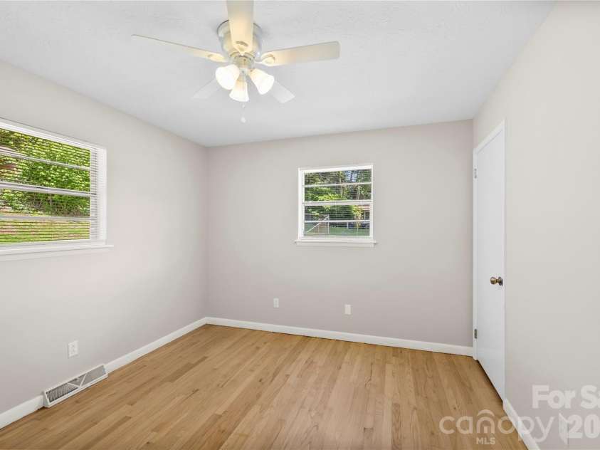 309 Oak Hill Road, Candler, NC 28715.  MLS# CAR4397401, YatesRealty ID 32608. 