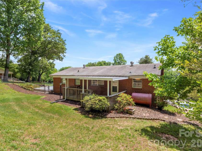 309 Oak Hill Road, Candler, NC 28715.  MLS# CAR4397401, YatesRealty ID 32608. 