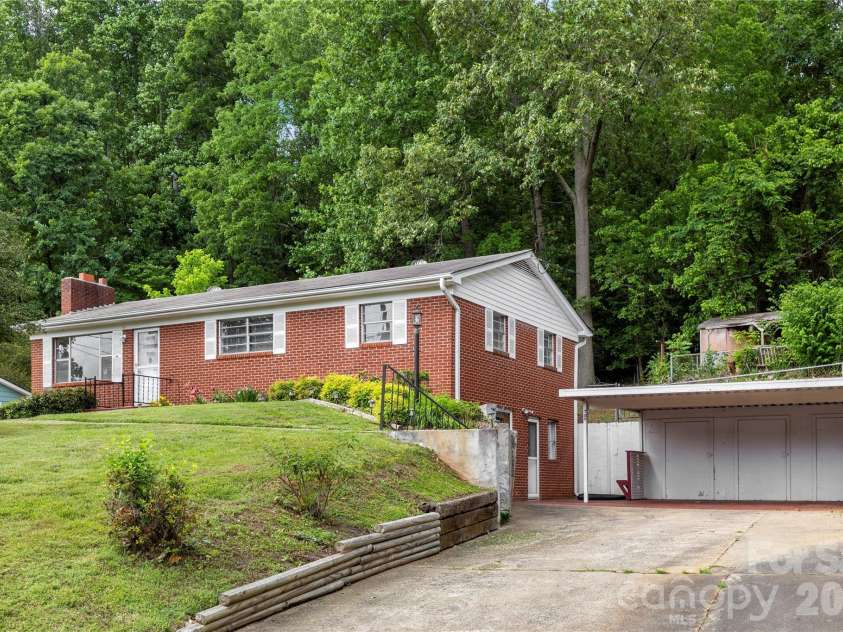 309 Oak Hill Road, Candler, NC 28715.  MLS# CAR4397401, YatesRealty ID 32608. 