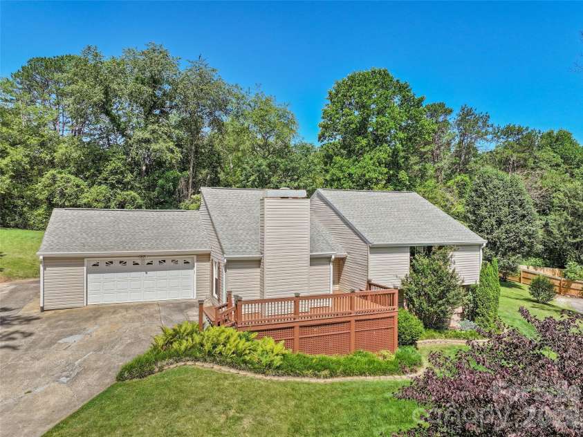 519 Nellie John Drive, Clyde, NC 28721.  MLS# CAR4395916, YatesRealty ID 32610. 