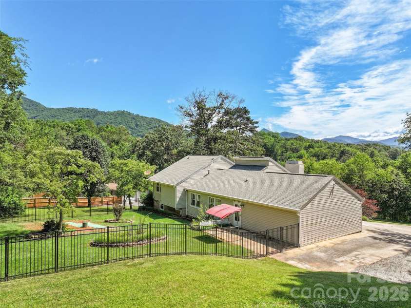 519 Nellie John Drive, Clyde, NC 28721.  MLS# CAR4395916, YatesRealty ID 32610. 