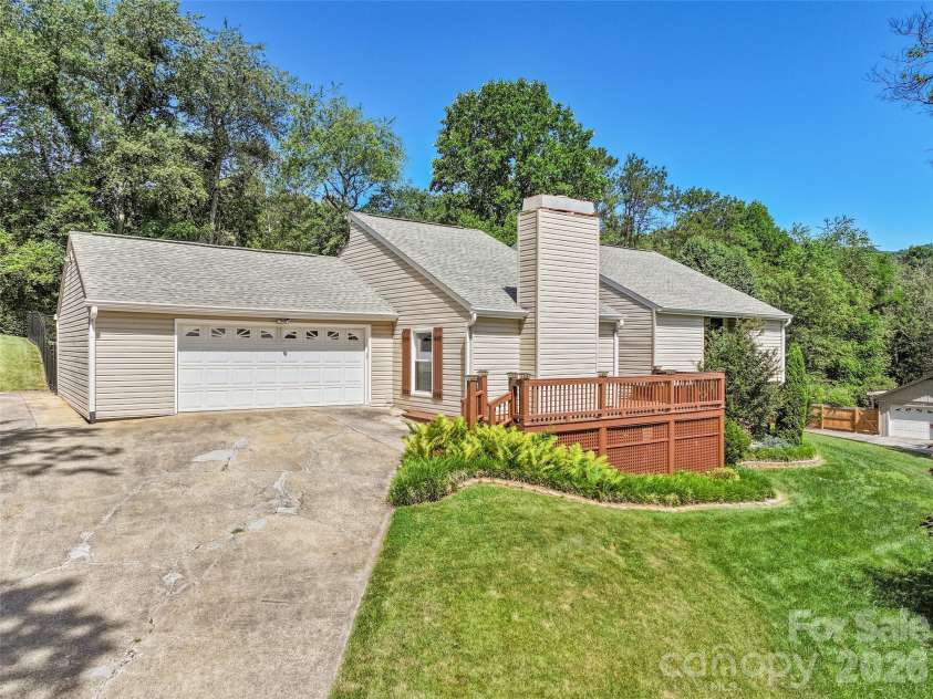 519 Nellie John Drive, Clyde, NC 28721.  MLS# CAR4395916, YatesRealty ID 32610. 