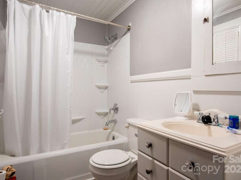 109 Fulton Street, Kings Mountain, NC 28086.  MLS# CAR4289026, YatesRealty ID 32613. Bathroom - Fulton St