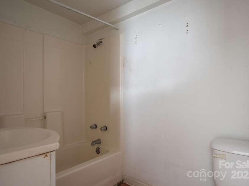 109 Fulton Street, Kings Mountain, NC 28086.  MLS# CAR4289026, YatesRealty ID 32613. Bathroom - Walker St