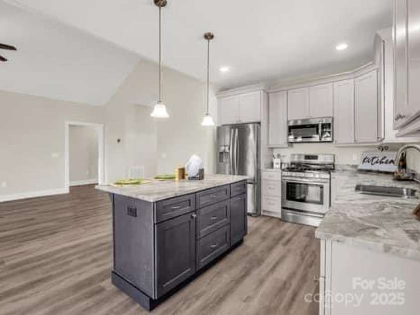 200 Leyland Circle, Hendersonville, NC 28792.  MLS# CAR4278739, YatesRealty ID 32614. Kitchen offers Stainless Steel Appliances & Granite Counter Tops