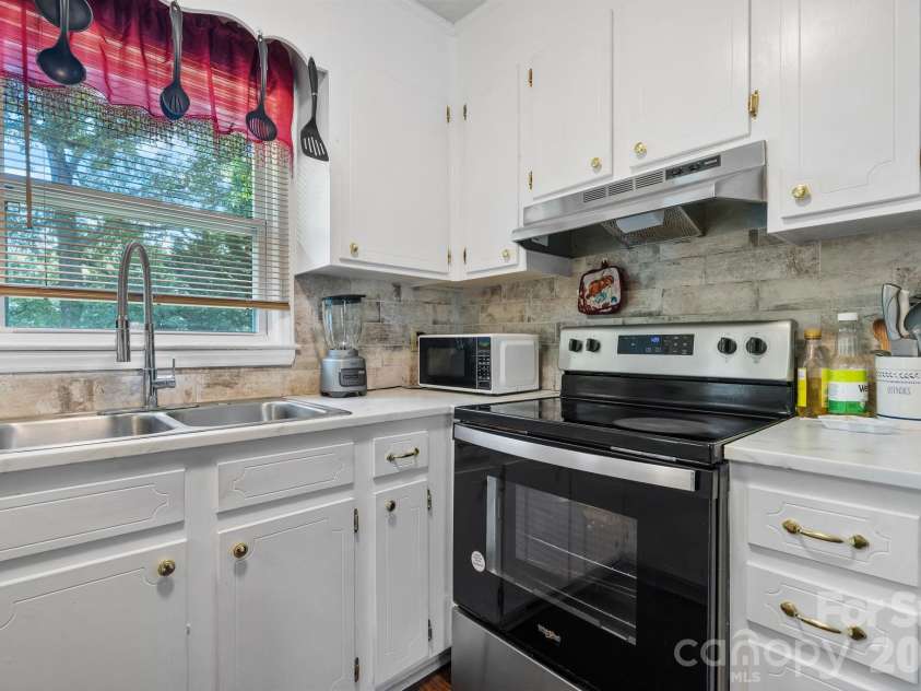 3246 21st Avenue, Hickory, NC 28601.  MLS# CAR4397345, YatesRealty ID 32614. 