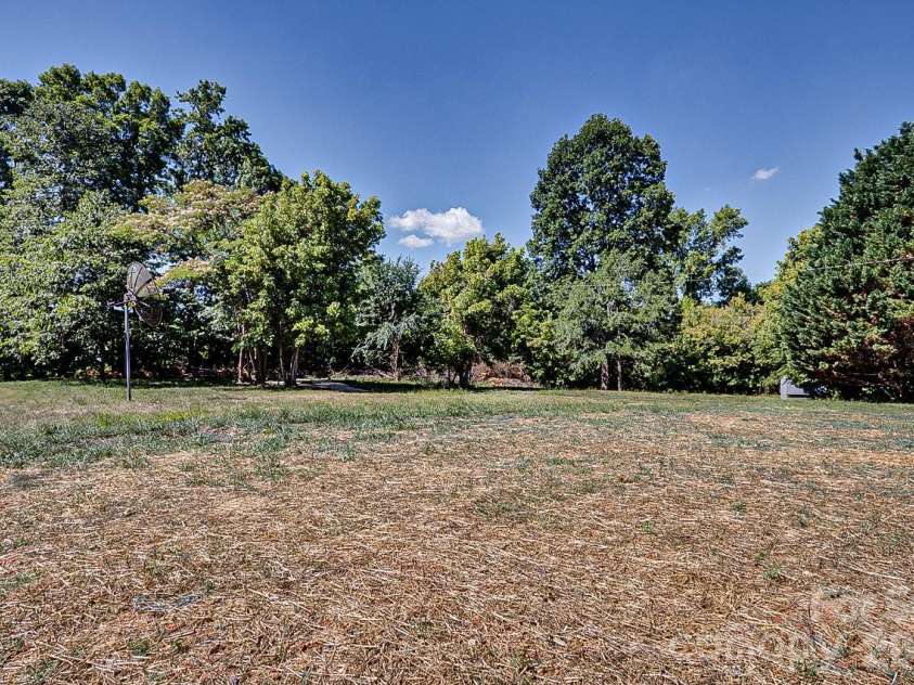 1848 Brittany Trail, Pleasant Garden, NC 27313.  MLS# CAR4394357, YatesRealty ID 32616. Back yard