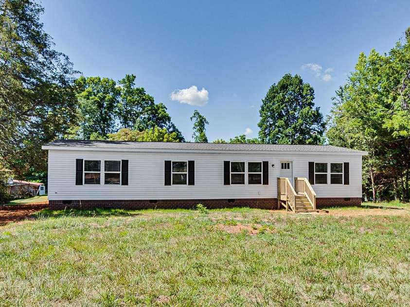 1848 Brittany Trail, Pleasant Garden, NC 27313.  MLS# CAR4394357, YatesRealty ID 32616. Front of home