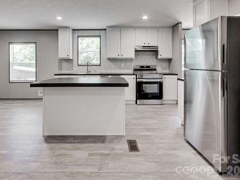 1848 Brittany Trail, Pleasant Garden, NC 27313.  MLS# CAR4394357, YatesRealty ID 32616. Kitchen with all appliances