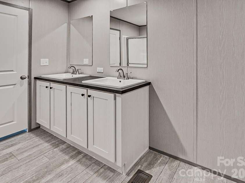1848 Brittany Trail, Pleasant Garden, NC 27313.  MLS# CAR4394357, YatesRealty ID 32616. Primary bathroom